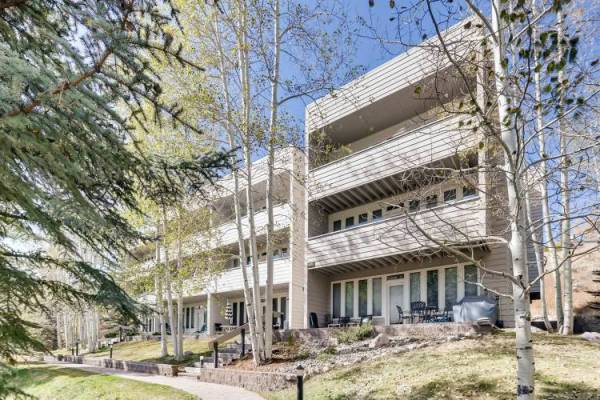 exterior of Sun Vail Condos