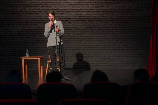 man doing stand up in Val